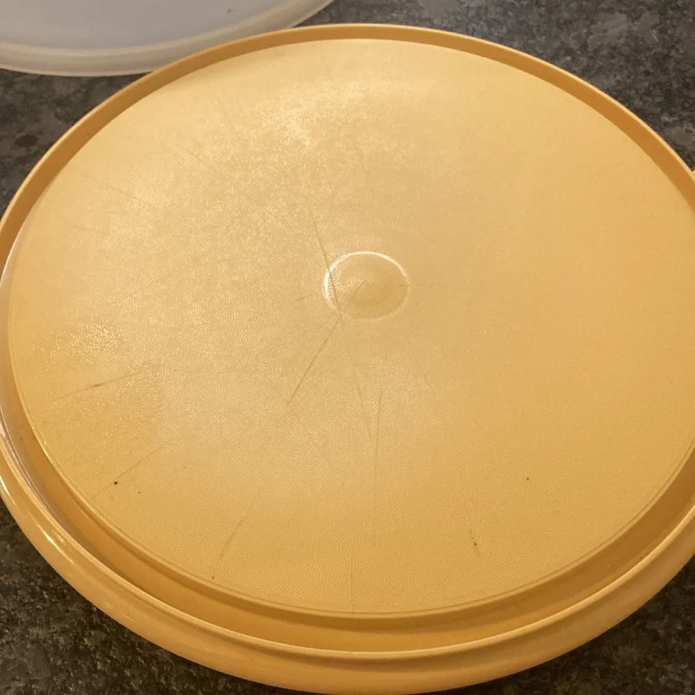 Vintage Tupperware layer cake carrier/server w/handle In near perfect co…